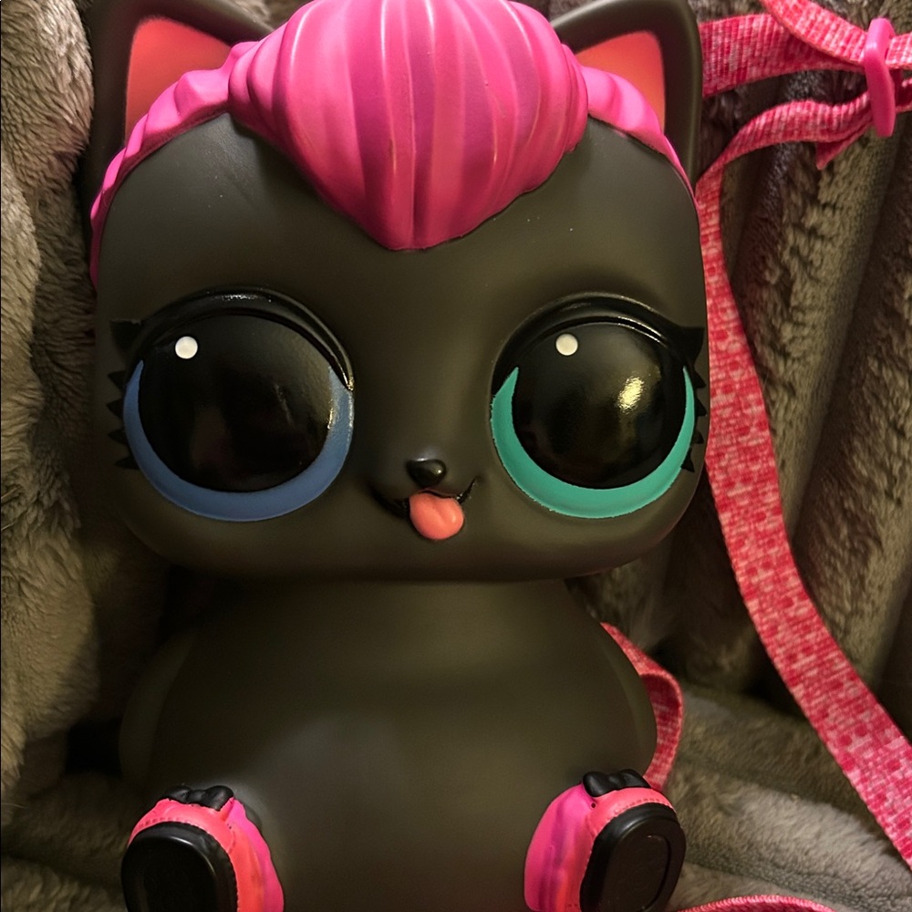 L.O.L. Surprise! Biggie Pets Money Bank Spicy Kitty Money Bank 7” Backpack Toy